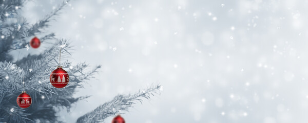 geschmückter weihnachtsbaum im schnee