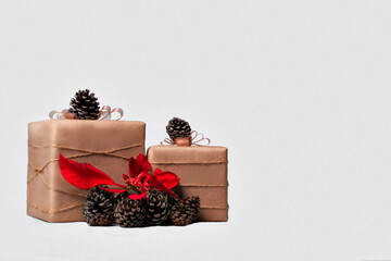 regalos hermosos y ecológicos con papel de cartón para fiestas de navidad y año nuevo decoradas...