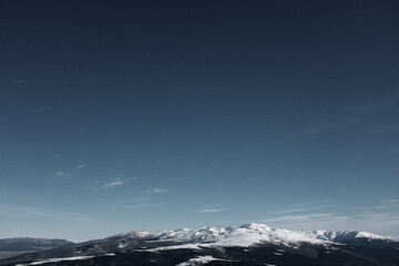 Montaña en otoño nevada