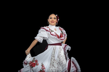 Bailarina mujer latina vistiendo traje de Aguascalientes México, fondo negro, con vestido blanco con cintas color vino, moviendo su falda y sonriendo