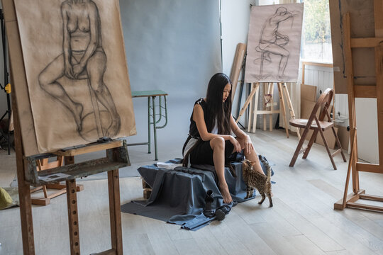 Female Model At The Drawing Class With Cat