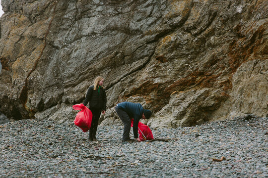 Clearing rubbish of a UK beach