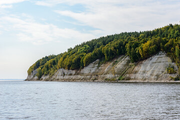 Obraz premium Coast of the Volga River in the middle Volga region in the Republic of Tatarstan. Autumn landscape.