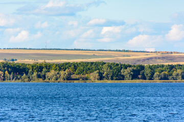 Obraz premium Coast of the Volga River in the middle Volga region in the Republic of Tatarstan. Autumn landscape.