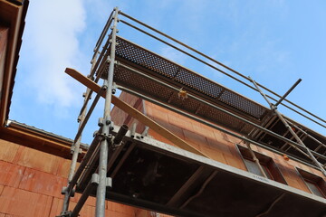 Echafaudage le long d'un immeuble en construction, ville de Corbas, France