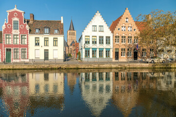 Fototapeta na wymiar Canaux de Bruges en Belgique avec des reflets