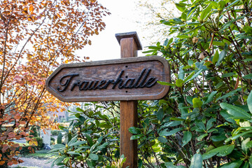 Schild  Zur Trauerhalle