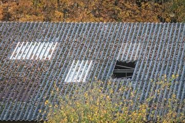 Schäden an altem Dach