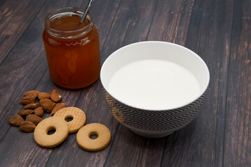 latte biscotti miele colazione 