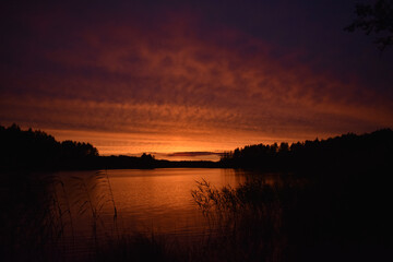 Fototapeta na wymiar bright orange sunset on the lake