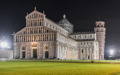 Fototapeta premium The cathedral of Pisa (Tuscany, Italy) and the leaning tower in the background during the night