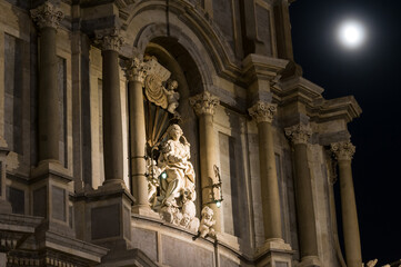 catania, cattedrale sant’agata, statua sant’agata, luna, colonna romana, capitello, duomo, chiesa, sicilia, barocco, tardo barocco, barocco sud est sicilia, unesco, patrimonio umanità, architettura, i