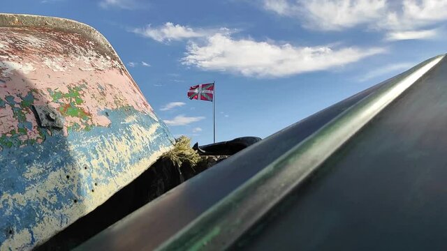 Bandera ikurri&ntilde;a ondeando en el cielo con barcos en Hondarribia