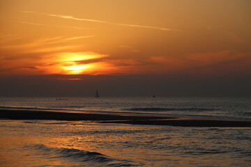 Obraz premium Sunset at the Scheveningen beach at the North sea
