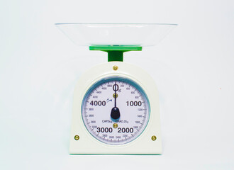 White kitchen scale with maximum weight of 5 kilos
