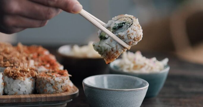 Elle mange des sushis au restaurant.