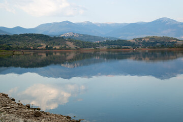 Fototapeta na wymiar immagine aerea del lago di Canterno