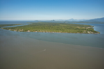 Ilha Rara na baia de Guaraqueçaba no Paraná, Brasil. 