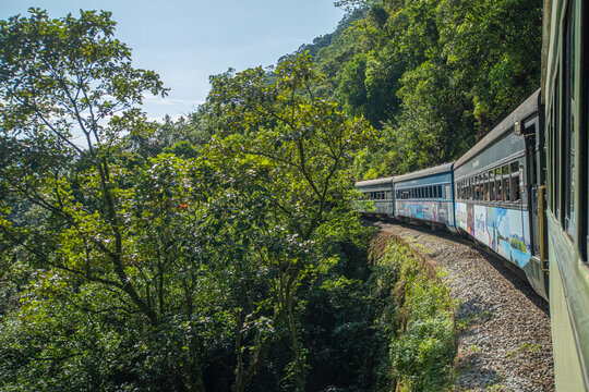 Trem de passageiros na ferrovia Curitiba Paranagu&aacute;, turismo, Paran&aacute;, Brasil