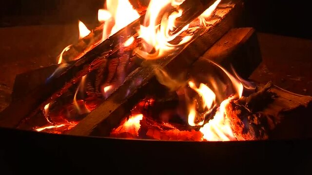 Wärmendes Feuer in der Feuerschale (Originalton)