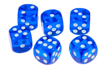 Mehrere bunte Spielwürfel für Gesellschaftsspiele und Glücksspiele.