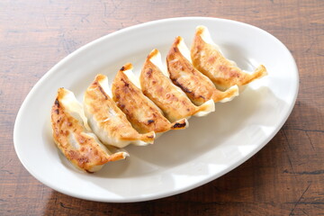 食卓の焼き餃子