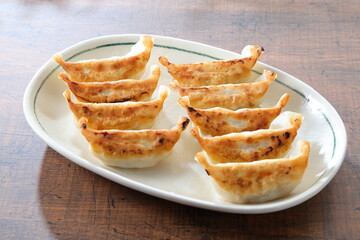 食卓の焼き餃子