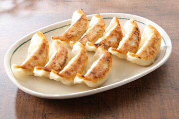 食卓の焼き餃子