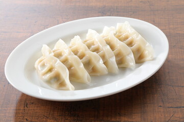 食卓のゆで餃子