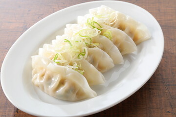 食卓のゆで餃子