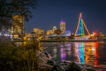 Papier Peint photo Pont Charles A sailboat decorated with Christmas lights on an icy Charles River