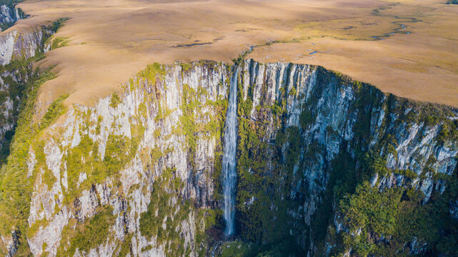Amola Faca Waterfall. Beautiful waterfall on a giant cliff in the canyon of S&atilde;o Jos&eacute; dos Ausentes, Brazil