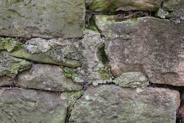 Unregelmäßige Natursteinmauer