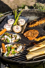 Grillen auf Holzkohlegrill