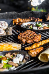 Grillen auf Holzkohlegrill