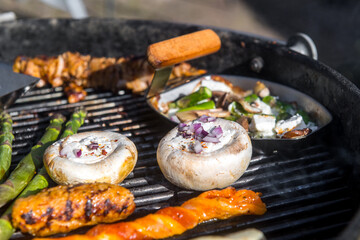 Grillen auf Holzkohlegrill