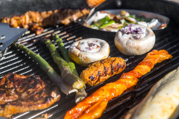 Grillen auf Holzkohlegrill