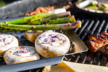 Grillen auf Holzkohlegrill
