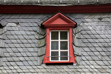 Dachgauben-Fenster eines Wohnhauses
