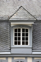 Dachgauben-Fenster eines Wohnhauses