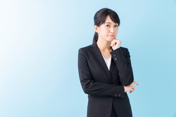 考える女性　ビジネス