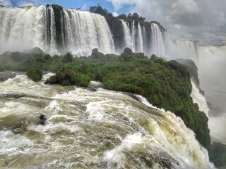 Cataratas do Iguaçu (Iguazu Falls) - Foz do Iguaçu, Paraná, Brasil
Iguaçu Falls are waterfalls of the Iguazu River on the border of Argentina and Brazil.They make up the largest waterfall in the world