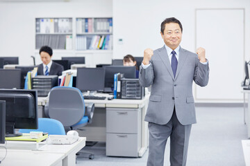 ガッツポーズするビジネスマン