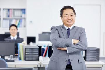 腕組みするビジネスマン