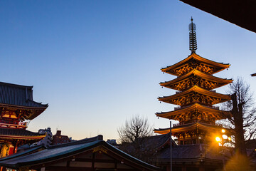 日本　東京都台東区浅草、ライトアップされた夜の浅草寺の五重塔