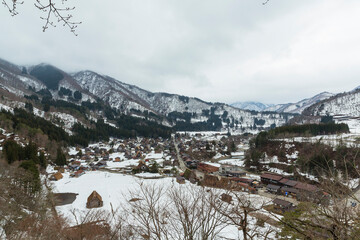 日本　岐阜県、白川郷の合掌造り集落の萩町城跡からの冬景色