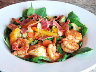 salad with shrimp inbowl