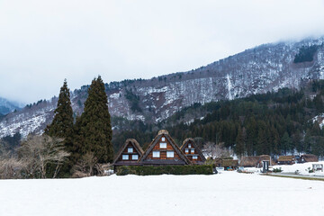 日本　岐阜県、白川郷の合掌造り集落の三小屋と雪景色