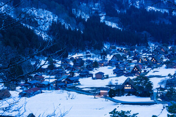 日本　岐阜県、白川郷の合掌造り集落の萩町城跡からの雪景色 © pespiero