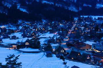 日本　岐阜県、白川郷の合掌造り集落の萩町城跡からの雪景色
